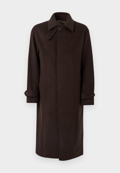 Μακρύ σκούρο καφέ μάλλινο παλτό με γιακά, κρυφά κουμπιά στο μπροστινό μέρος και λουράκια με κουμπιά στους καρπούς, εμφανιζόμενο σε λευκό φόντο.