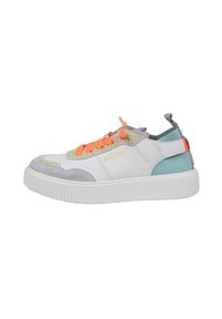 Weiße Sneakers mit grauen und tealfarbenen Akzenten, strukturierten Überzügen und leuchtend orangefarbenen Schnürsenkeln. Verfügt über eine strapazierfähige Gummisohle und genähte Details.