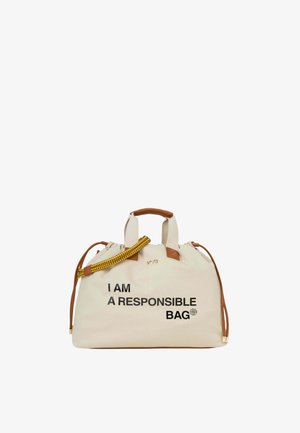 Borsa in tela color crema con manici in pelle marrone e dettaglio in corda giallo-nero, stampata con la scritta nera "I AM A RESPONSIBLE BAG".