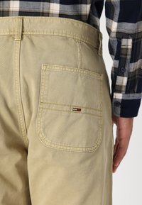 Tommy Jeans RYAN - Trousers - relic tan