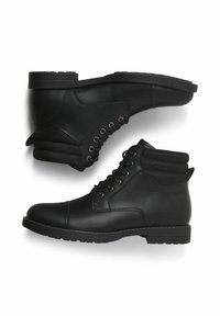 Bottines noires en cuir synthétique, dotées d'un bout rond, de six œillets en métal et d'un revers texturé pour un soutien supplémentaire.
