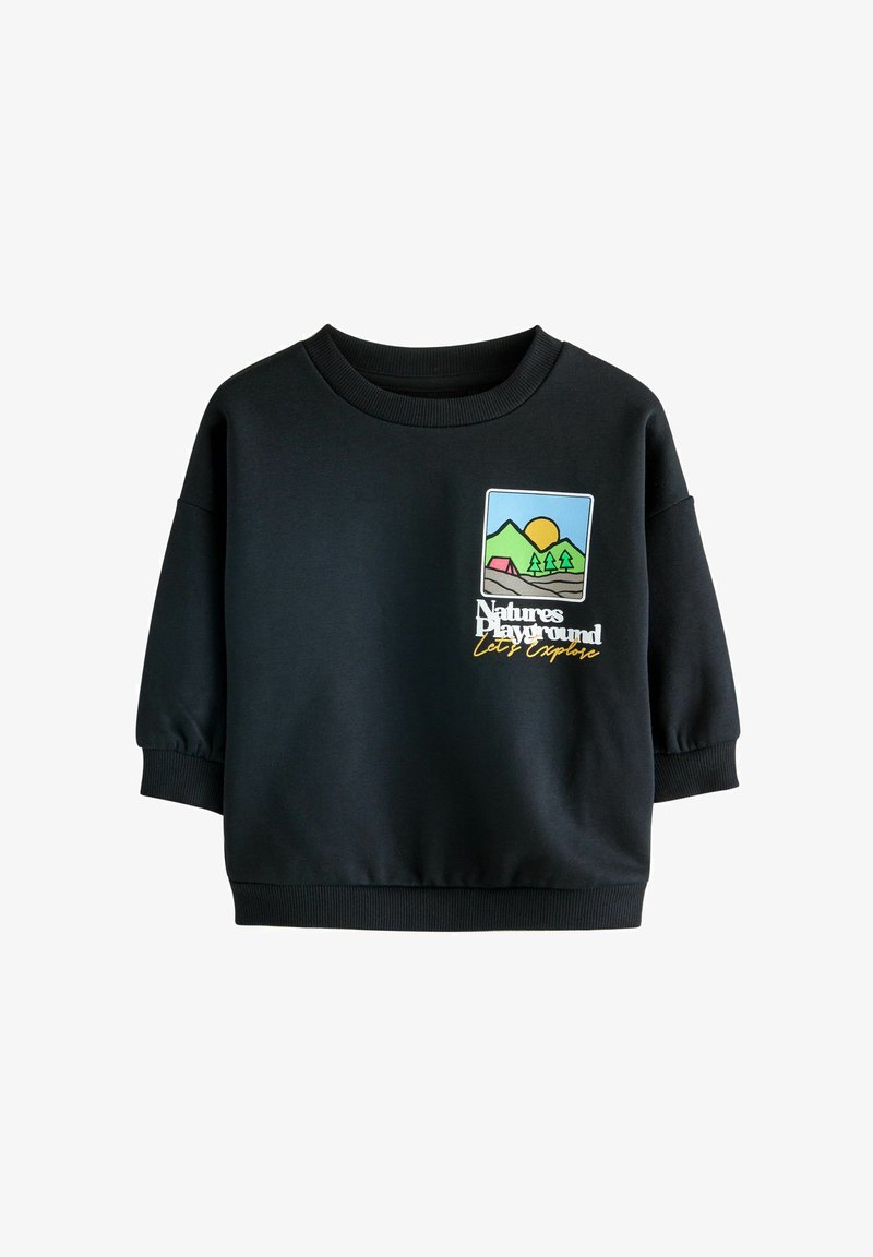 Schwarzes Sweatshirt mit kurzen Ärmeln und Rundhalsausschnitt mit einer bunten Naturgrafik und dem Text "Natures Playground Let's Explore" auf der Brust.