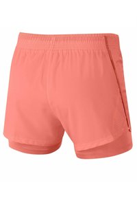 Shorts atléticos color coral, hechos de tela ligera, con una textura suave, cinturilla elástica y un panel de malla en el costado para ventilación.