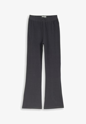 Schwarze Hosen mit elastischem Bund, weitem Bein und einfacher Naht, flach auf weißem Hintergrund liegend.