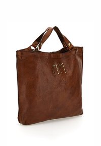 Borsa a spalla in pelle marrone con una finitura testurizzata, manici robusti e borchie metalliche decorative in un motivo sottile sulla parte frontale.