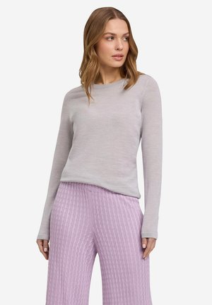 Suéter de manga larga gris claro con escote redondeado y textura acanalada, combinado con pantalones de pierna ancha lavanda acanalados.