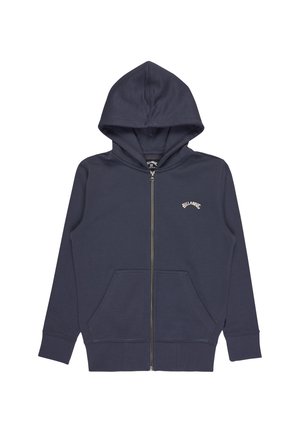 Granatowa bluza z kapturem na zamek, wykonana z miękkiego materiału, z kieszenią kangurkową, ściągaczami przy mankietach i kapturem. Małe białe logo na piersi.