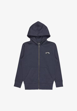 Granatowa bluza z kapturem na zamek, wykonana z miękkiego materiału, z kieszenią kangurkową, ściągaczami przy mankietach i kapturem. Małe białe logo na piersi.