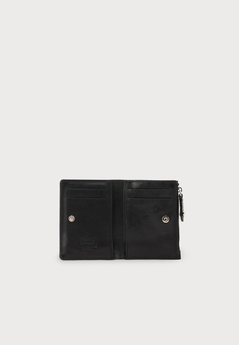 Portafoglio bifold in pelle nera aperto che mostra gli scomparti per le carte e le chiusure a scatto su sfondo bianco uniforme.