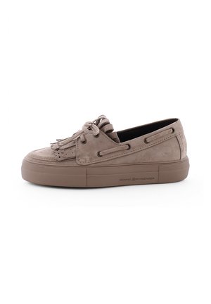 Beiger Wildleder-Plateaulloafer mit Schnürdetail, Fransen vorne und strukturierter Gummisohle, Seitenansicht.