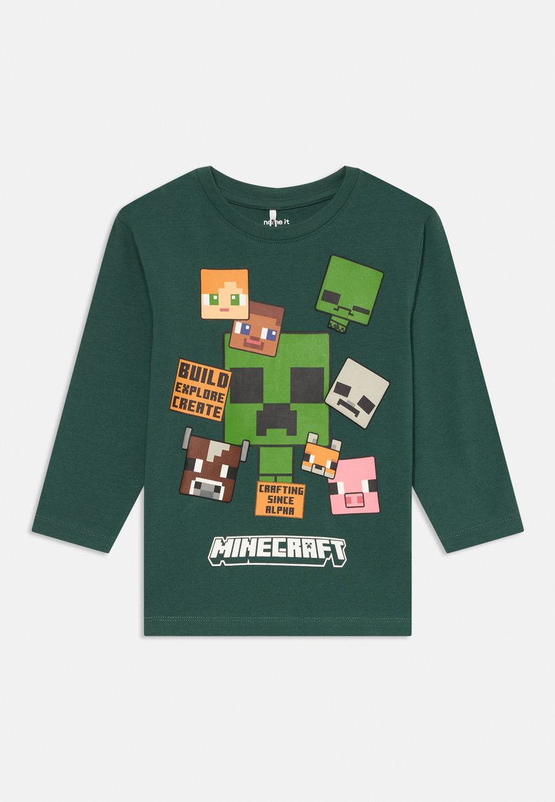 Camiseta de manga larga verde con personajes de Minecraft y texto. Fabricada en tela suave, con cuello redondo y diseños impresos vibrantes.