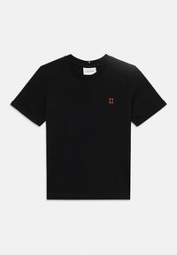 T-shirt en coton noir avec un col ras du cou. Présente un petit "II" orange brodé sur la poitrine gauche. Manches courtes avec des poignets roulés.