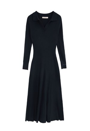 Gebreid jurkje in donker navy met een geribbelde textuur, kraaghals, lange mouwen en een uitlopende rok; heeft een rechte zoom en subtiele branding.