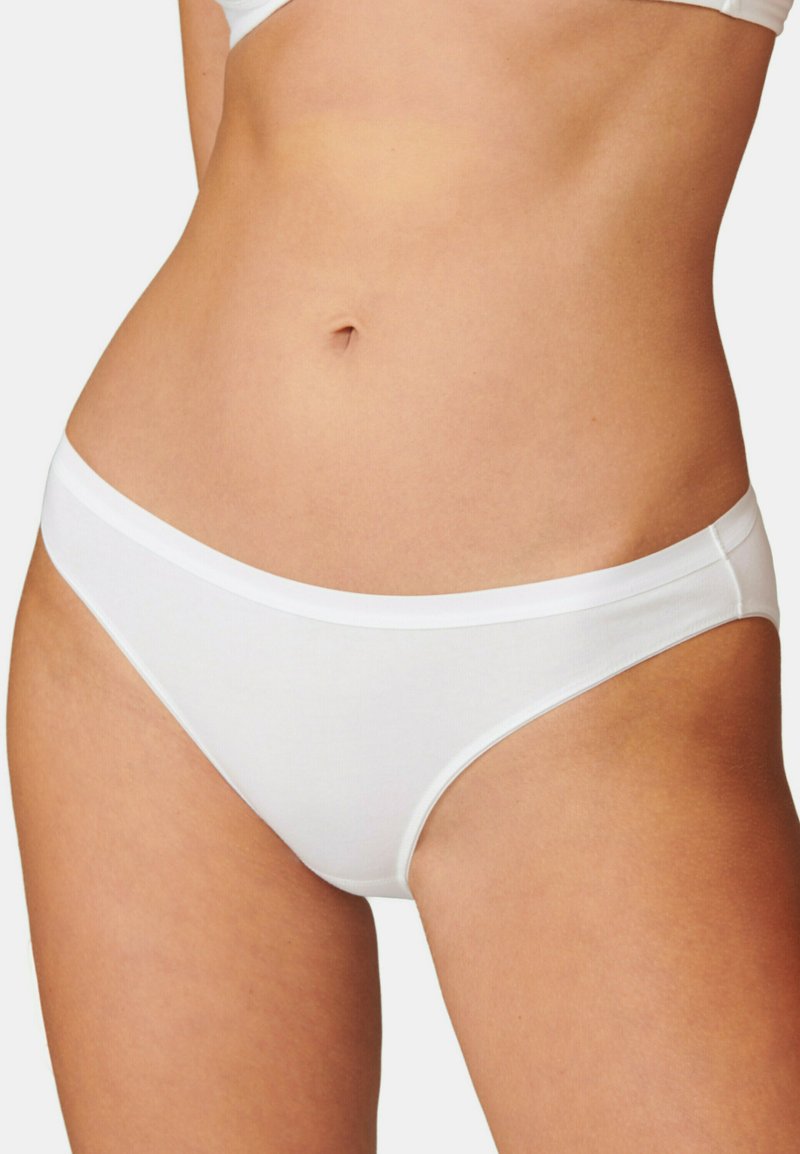 Witte katoenen slip met een gladde textuur, laag model en contrasterende tailleband, zonder extra patronen of versieringen.