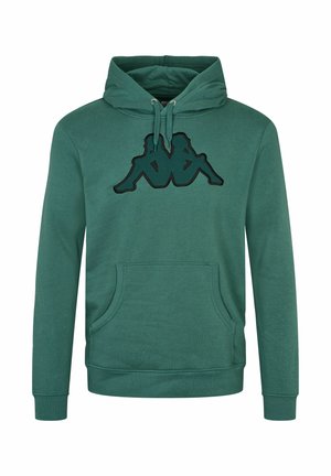 Groene hoodie van zacht materiaal, met een kangoeroezak en een zwart logoontwerp op de borst. Verstelbare trekkoordkap.