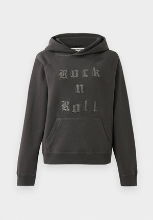 Sudadera gris oscuro hecha de material suave, con un bolsillo canguro en la parte delantera y adornada con la frase "Rock n Roll" en letras plateadas texturizadas.
