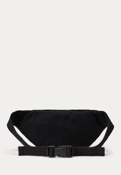 Czarna materiałowa nerka z regulowanym paskiem i zapięciem na plastikową klamrę, pokazana na jednolitym jasnym tle.