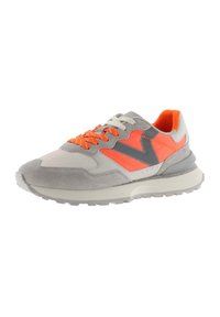 Zapatilla deportiva gris y naranja con parte superior de ante y malla, diseño de cordones, cuello acolchado y suela de goma texturizada para una mejor tracción.