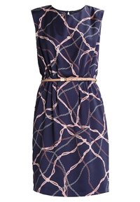 Vestido náutico con patrón de eslabones en rosa y plata. Diseño sin mangas, cintura elástica y un cinturón beige claro. Textura de tela suave.