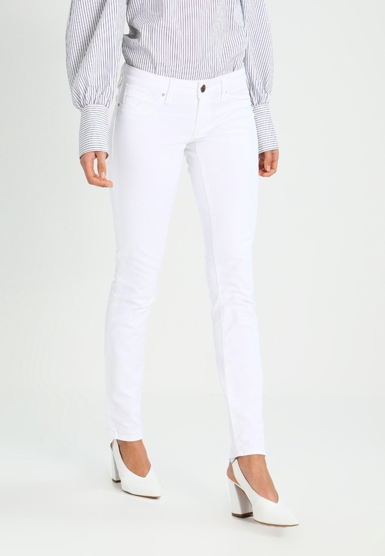 Jeans ajustados blancos hechos de denim, con una textura suave, diseño estándar de cinco bolsillos y una bragueta con cierre de botón metálico.