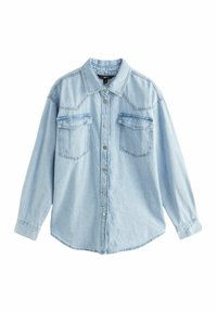 Camisa de mezclilla azul clara con mangas largas, cierre de botones en la parte delantera, dos bolsillos en el pecho, cuello puntiagudo y detalle de costura a contraste.