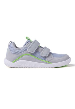 Zapatillas deportivas grises con materiales de malla y ante. Cuentan con dos correas ajustables de velcro, una suela de goma blanca y detalles en verde.