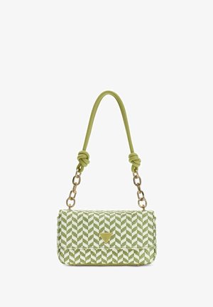 Petit sac à main rectangulaire avec motif chevrons vert et blanc, maillons de chaîne dorés et anse en cuir vert noué.