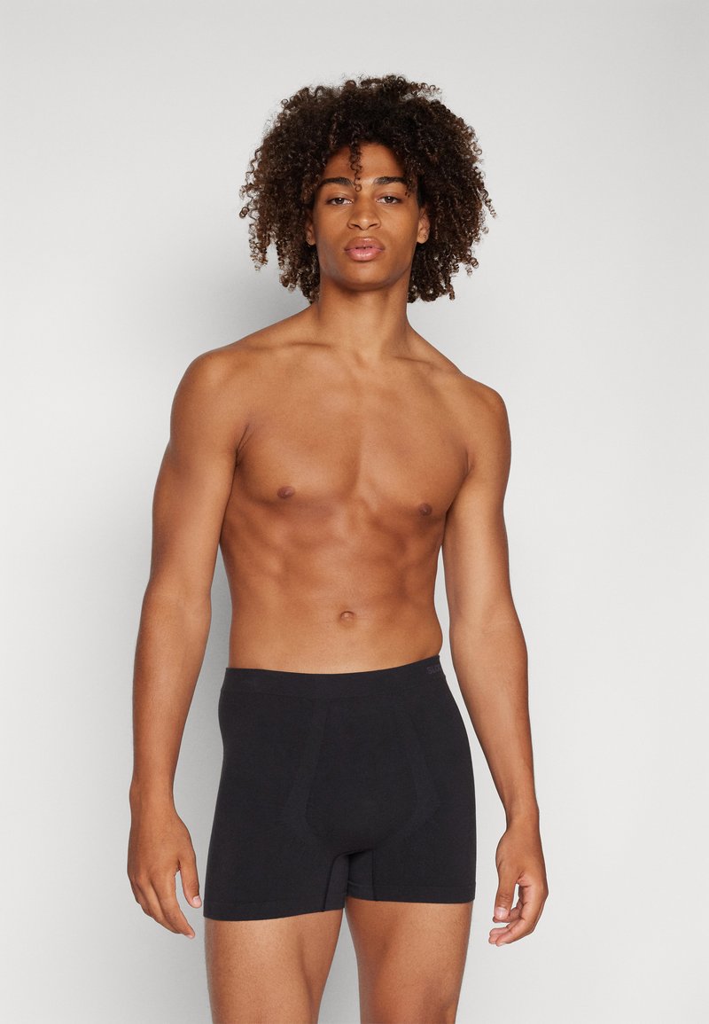 Schwarze Boxershorts aus weichem Material, mit eng anliegender Passform, elastischem Bund und einem flachen Nahtdesign für zusätzlichen Komfort.