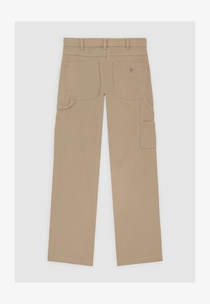 Beiga cargo-byxor med rak ben-design, flera fickor och en diskret logomärkning på baksidan, tillverkade av en slitstark bomullsblandning.