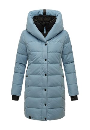 Abrigo acolchado de color azul claro con una gran capucha, forro negro, textura acolchada, botones frontales y mangas largas. Presenta bolsillos laterales.