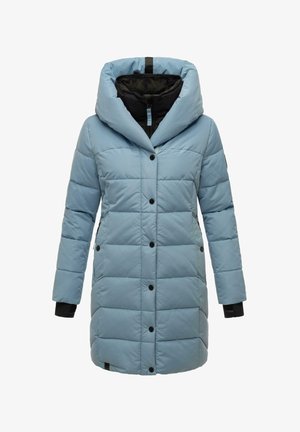 Abrigo acolchado de color azul claro con una gran capucha, forro negro, textura acolchada, botones frontales y mangas largas. Presenta bolsillos laterales.