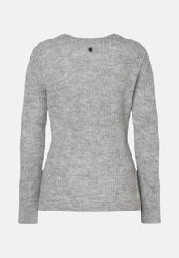 Grauer Strickpullover mit langen Ärmeln, gerippter Textur, rundem Ausschnitt und einem kleinen schwarzen Knopfdetail auf der Rückseite.