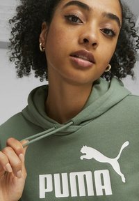 Puma LOGO HOODIE - Felpa con cappuccio - eucalyptus