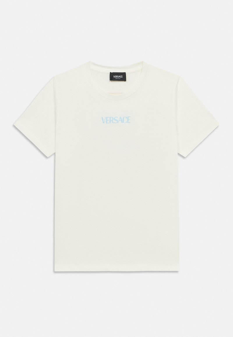 Bílé bavlněné tričko s kulatým výstřihem a krátkými rukávy, s modrým nápisem "VERSACE" na přední straně. Hladká textura.