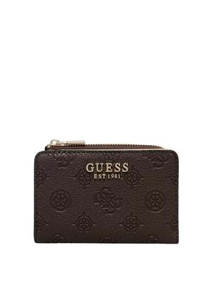 Portafoglio Guess marrone scuro con motivi del logo in rilievo, cerniera dorata e nome del marchio in metallo "Guess Est 1981" sul davanti.