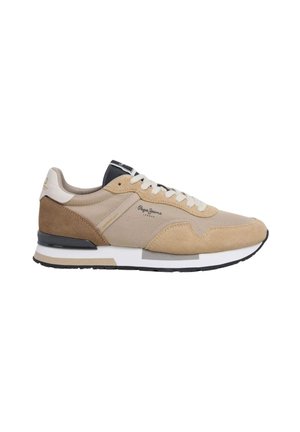 Beige en bruine sneaker van suède en stof met witte veters, zwart-witte zool en het "Pepe Jeans" logo op de zijkant.