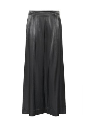 Pantalones de pierna ancha negros, hechos de una tela suave con un ligero brillo. Presentan un frente plano, pliegues y una cinturilla ajustada.