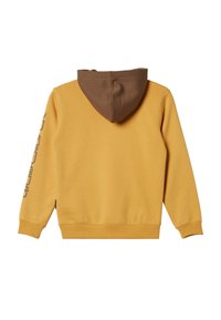 Gul sweatshirt med en brun huva, framficka i kängurustil och grafiskt tryck på vänster ärm. Mjuk bomullsblandning, avslappnad passform.