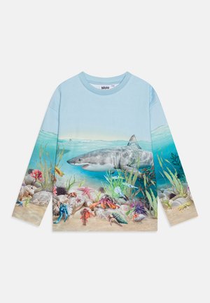 Chemise bleu clair à manches longues avec une scène sous-marine comprenant un grand requin, des crabes colorés, des étoiles de mer, des algues et des détails du fond océanique.