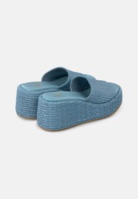 Sandali platform blu con texture intrecciata e design open toe. Presentano una soletta liscia di un azzurro chiaro e una suola esterna in gomma resistente.