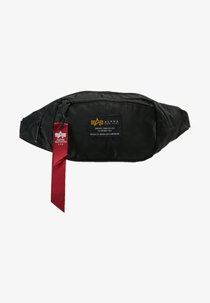 Melnas neilona maiss ar priekšējo rāvējslēdzēju, taisnstūra forma un sarkans svītrots uzlīme. Aprīkots ar logotipa uzlīmi un siksnu, kas ļauj pielāgot valkāšanas veidu.