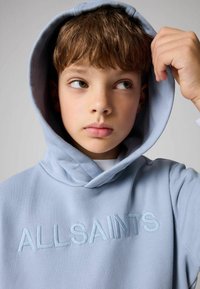 Ljusblå hoodie med broderad "ALLSAINTS" text, som har en mjuk textur, dragsko i huvan och en avslappnad passform.