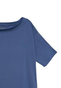 Niebieska koszulka z krótkim rękawem wykonana z miękkiego materiału, z szerokim dekoltem i luźnym krojem. Gładka faktura bez wzorów i widocznych akcentów.