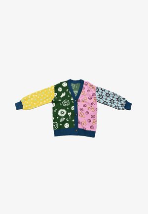 Cardigan à blocs de couleur aux manches jaune, verte, rose et bleue, chacune présentant des motifs célestes et abstraits distincts, avec un bord bleu foncé et des boutons.
