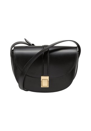 Borsa a tracolla nera in pelle con patta curva, chiusura quadrata dorata, tracolla lunga e dettagli di cucitura minimalista. Texture liscia.
