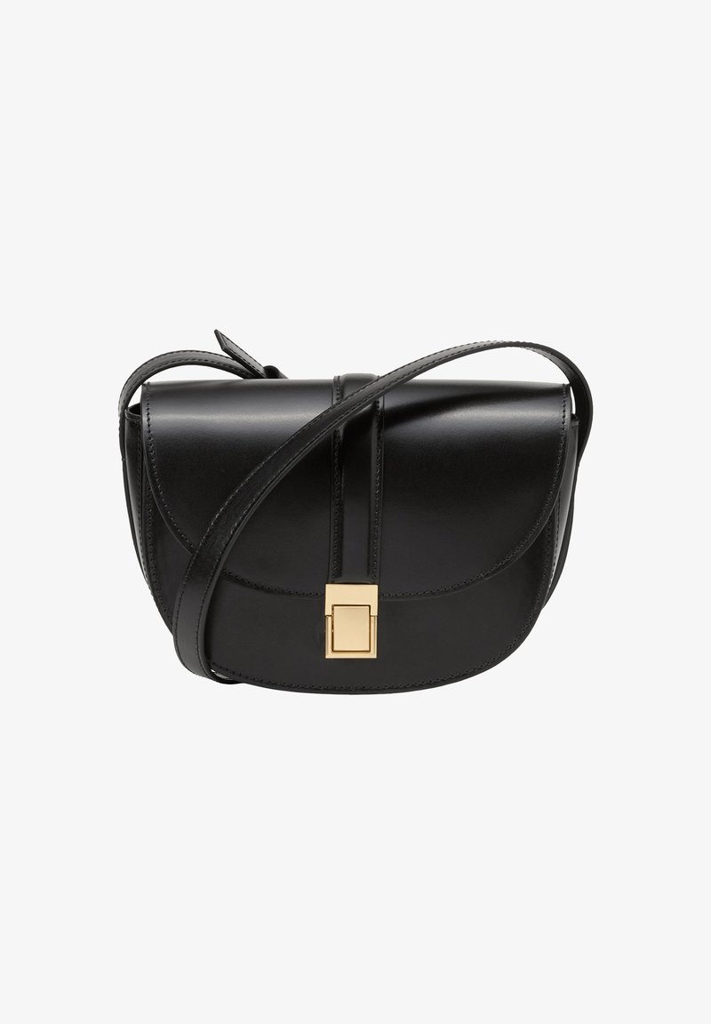 Czarna skórzana torebka na ramię z zakrzywioną klapą, złotym kwadratowym zapięciem, długim paskiem i minimalistycznym detalem w postaci przeszyć. Gładka faktura.
