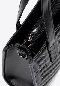 Borsa a tracolla nera in similpelle con superficie testurizzata, dotata di chiusura con zip, due manici e dettagli borchiati.