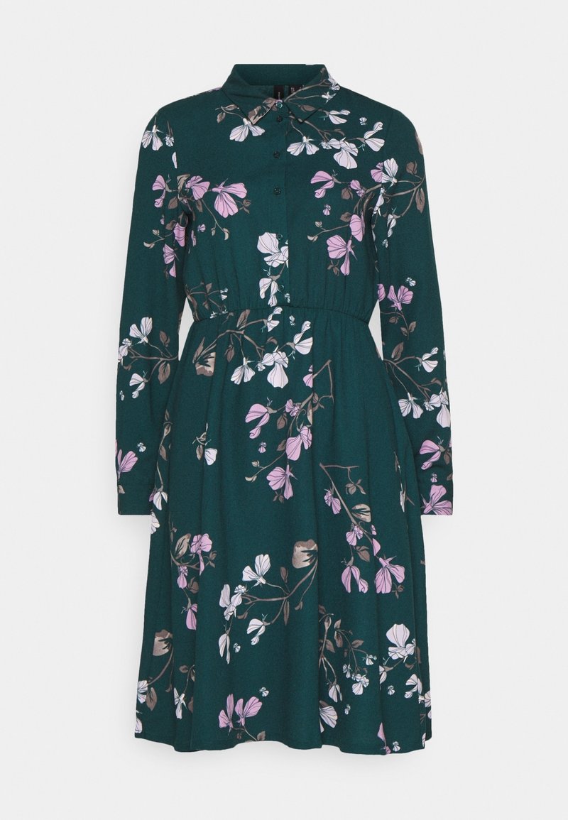 Robe vert foncé à manches longues avec un motif floral rose et blanc, boutonnée à l'avant, taille cintrée et col.