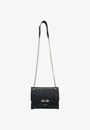 Zwarte Guess schoudertas met gegraveerd logopatroon, gouden kettingriem en gouden gesp op de voorklep.