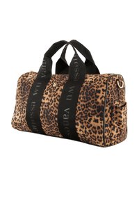 Borsa da viaggio in fantasia leopardata con manici e tracolle in tessuto nero, dettagli in metallo dorato, chiusura con zip e tasca laterale per ulteriore spazio di archiviazione.